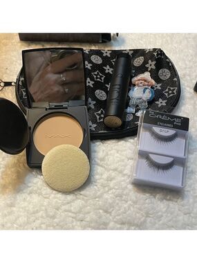 Surratt makeup makeup bag Black Eyelashes doggie broach